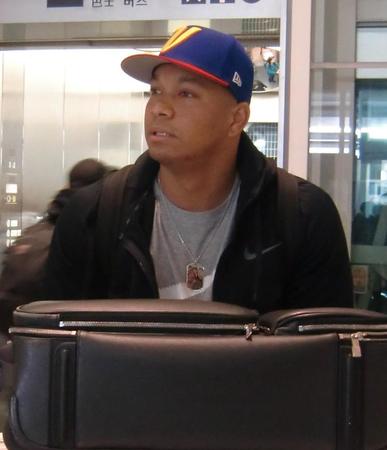 来日して今季のフル回転を誓ったＤｅＮＡ・ロペス＝羽田空港