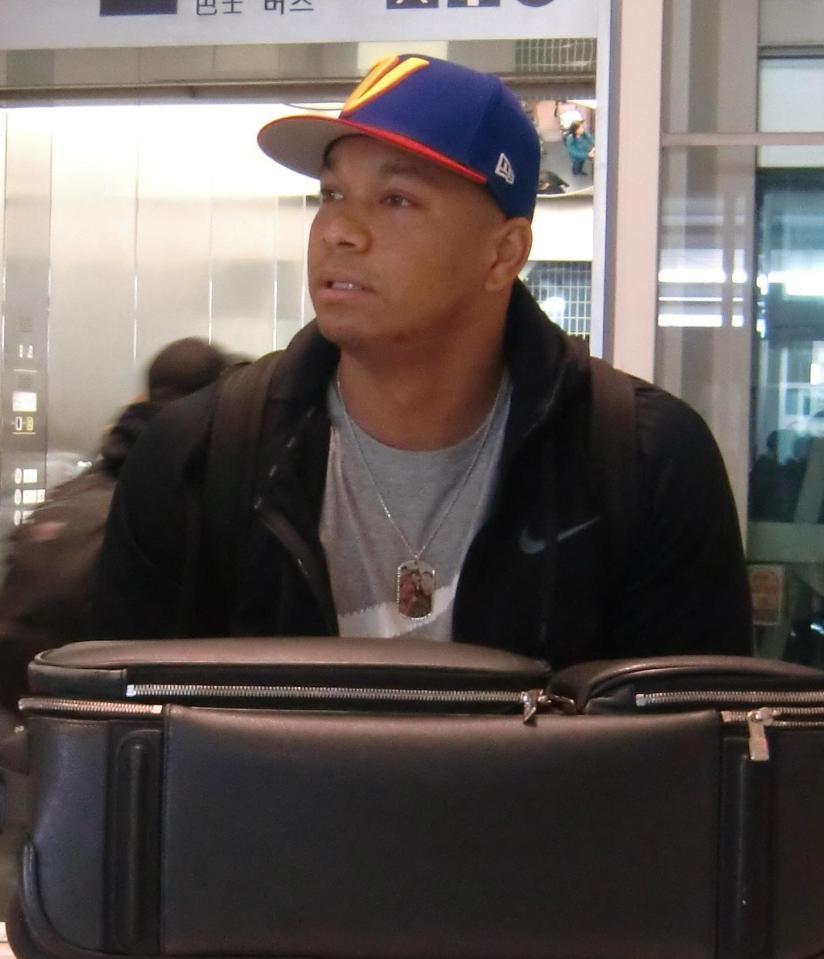 来日して今季のフル回転を誓ったＤｅＮＡ・ロペス＝羽田空港