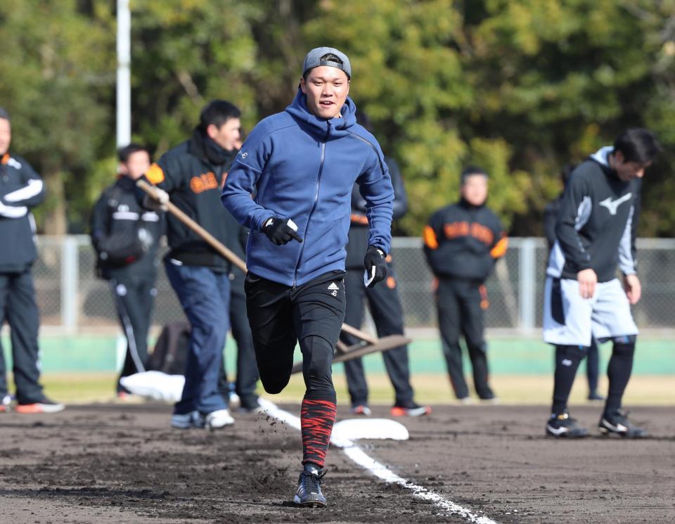 ベースランニングで汗を流す坂本勇ら