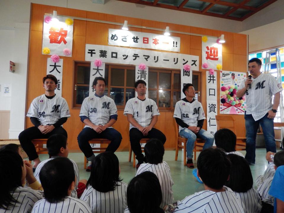 児童養護施設「ならさ」を訪問した井口監督（右）とナインら右隣りから岡田、清田、大嶺裕、大嶺翔