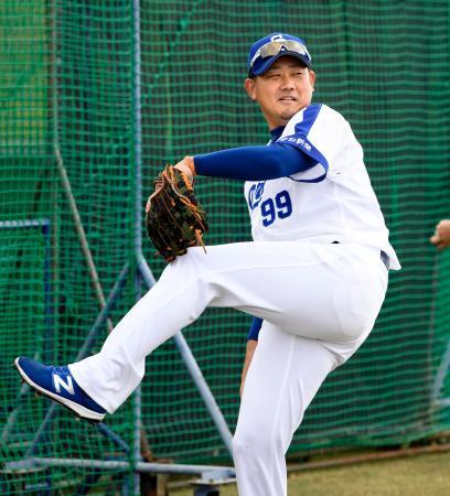 　キャンプインし、キャッチボールする中日・松坂＝北谷