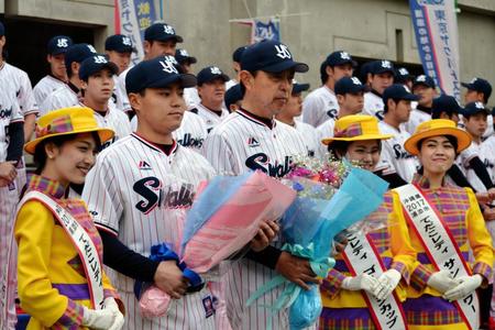 歓迎セレモニーで花束を贈呈されたヤクルト・小川監督（右）と中村