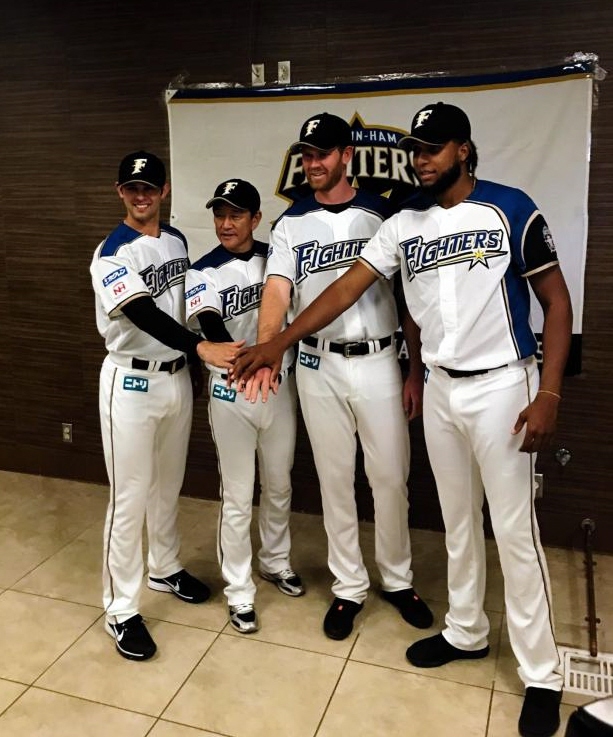 入団会見に出席した左からマルティネス、栗山監督、トンキン、ロドリゲス