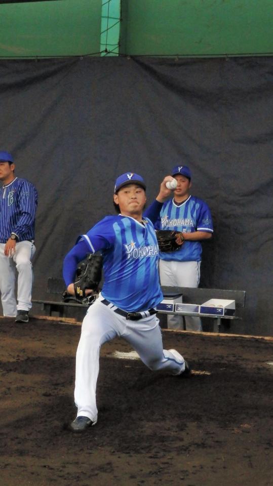２日連続でブルペン入りしたＤｅＮＡ・石田＝沖縄・宜野湾