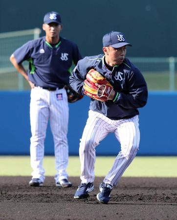 　守備練習で実演指導する宮本ヘッドコーチ