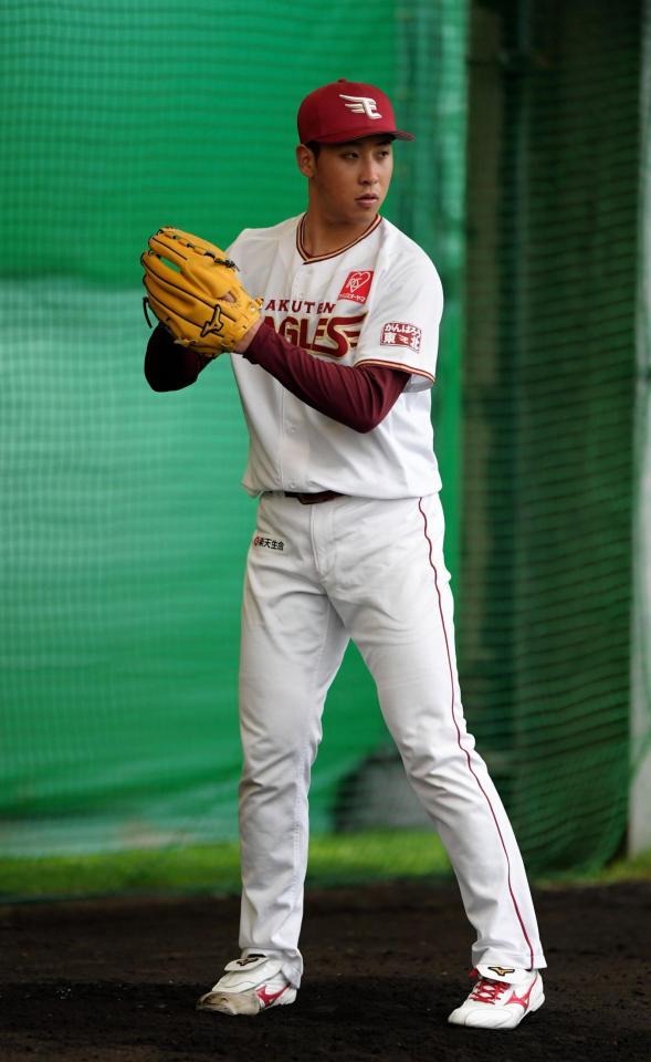 セットポジションで投球する藤平