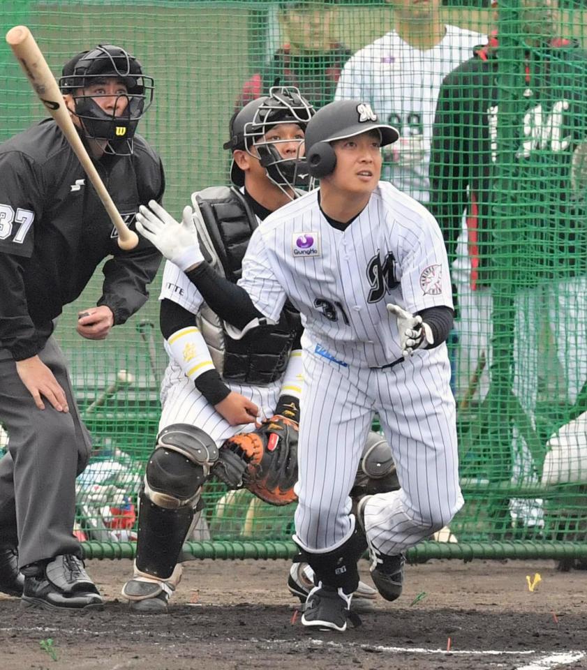 シート打撃で二塁打を放つ菅野