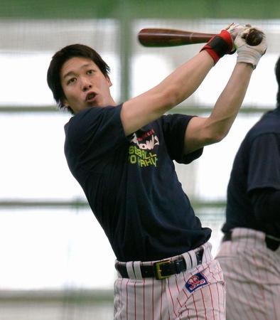 打撃練習するヤクルト・山田哲人＝沖縄県浦添市（撮影・堀内翔）