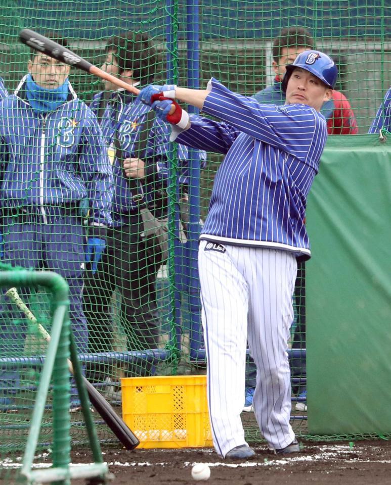 　フリー打撃で汗を流す筒香