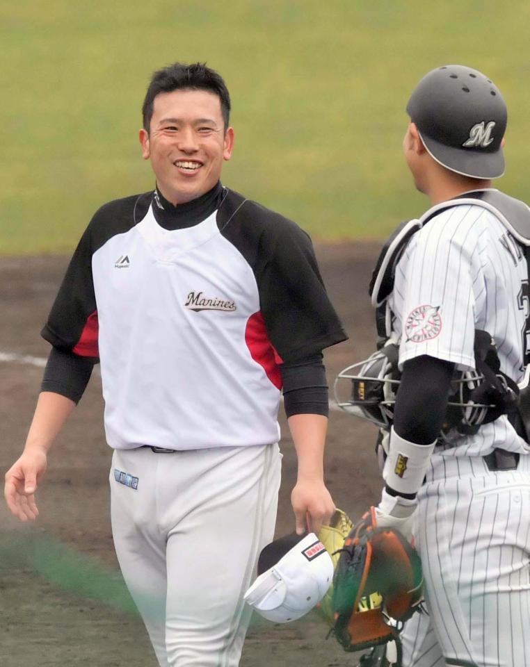 打撃投手を終え笑顔を見せる大隣（左）＝石垣