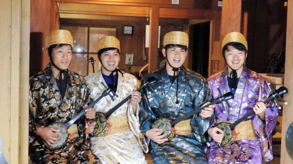 琉球の伝統衣装に身を包んだＤｅＮＡの新人４選手（左から宮本、東、神里、楠本）＝沖縄・おきなわワールド