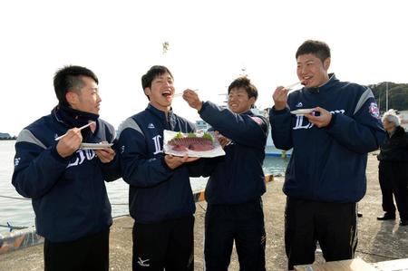 さばいたカツオを試食する（左から）西武の伊藤、斉藤、鈴木、中塚