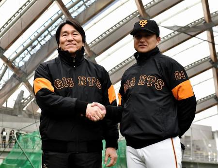 　握手を交わす松井秀喜氏（左）と巨人・高橋由伸監督＝ＫＩＲＩＳＨＩＭＡヤマザクラ宮崎県総合運動公園