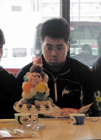　新人恒例の浦添市内観光で、実食する巨大アイスにくぎ付けとなるヤクルトのドラフト３位・蔵本