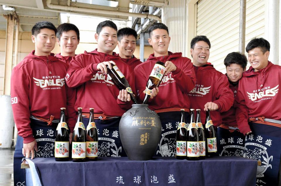 　泡盛を“勝利の壺”に詰める耀飛、渡辺佑、岩見、井手、近藤、寺岡、中村、山崎（撮影・金田祐二）