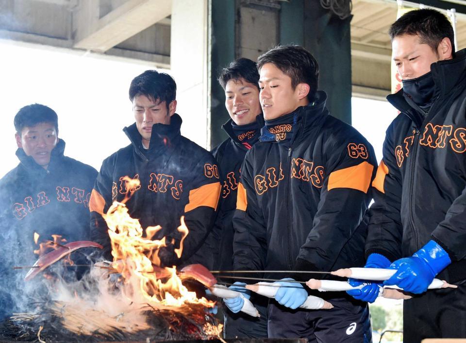 　カツオの焼っ切りを体験する（左から）岸田、若林、大城、田中俊、北村（撮影・西岡正）