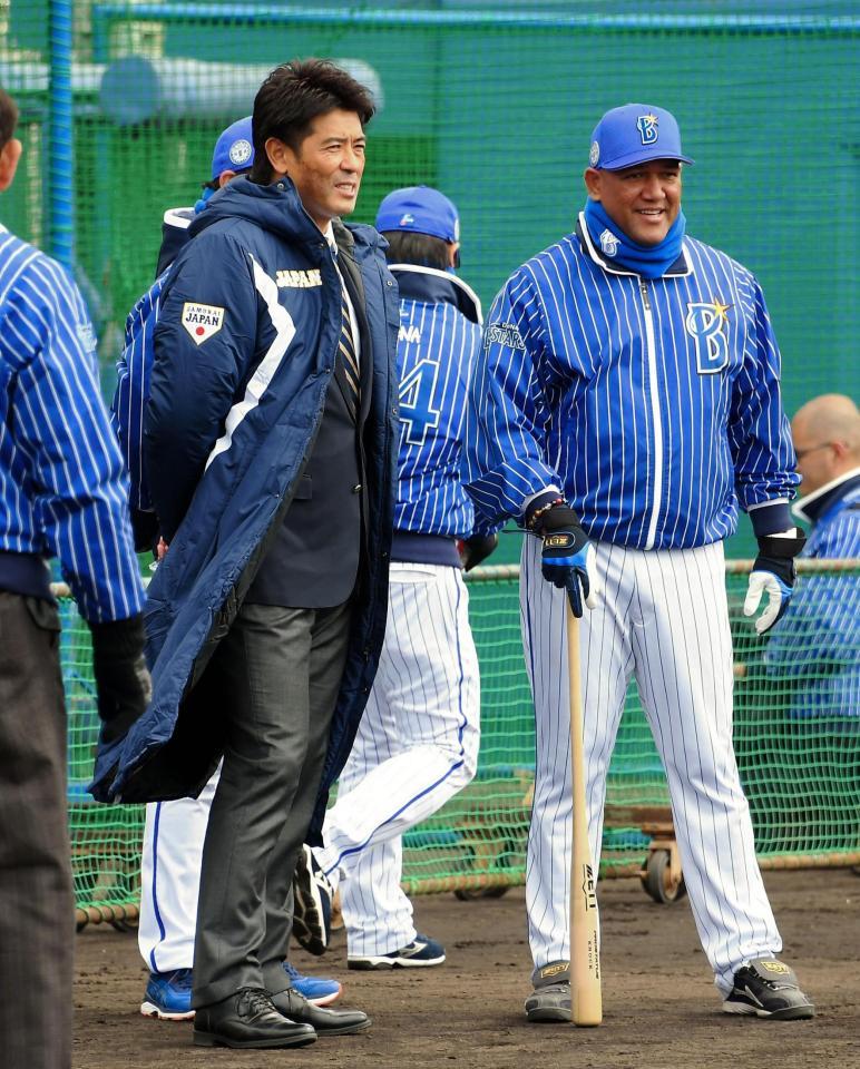 ＤｅＮＡキャンプに視察に訪れた侍ジャパン・稲葉篤紀監督。右はラミレス新監督＝宜野湾（撮影・堀内翔）