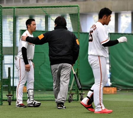 松井秀喜氏（中央）にあいさつをする北村（左）。右は岡本＝ＫＩＲＩＳＨＩＭＡヤマザクラ宮崎県総合運動公園