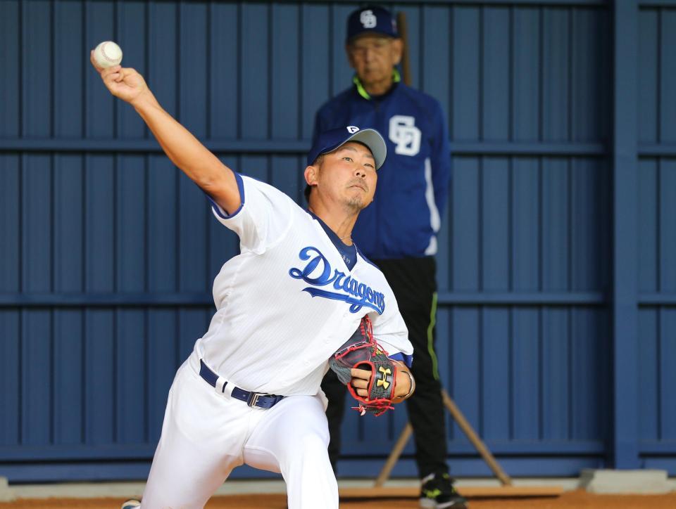 杉下臨時コーチが見る中、ブルペンで投げ込む松坂＝北谷球場