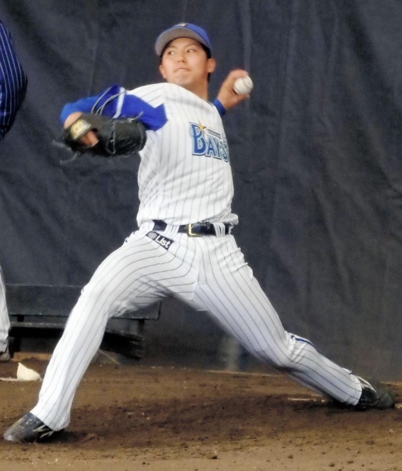 ブルペン投球を行った東