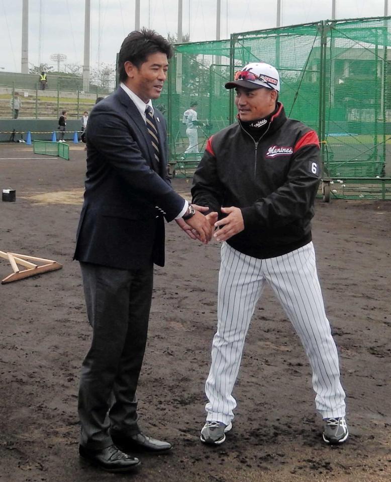 　井口監督（右）と握手を交わす侍ジャパン・稲葉監督