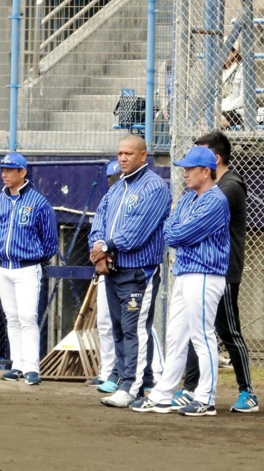 １軍の休日に２軍の嘉手納キャンプを視察したＤｅＮＡ・ラミレス監督＝沖縄・宜野湾