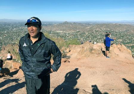 　キャンプの休日を利用し、米アリゾナ州フェニックスにあるキャメルバック山に登った日本ハム・栗山監督（同球団提供・共同）