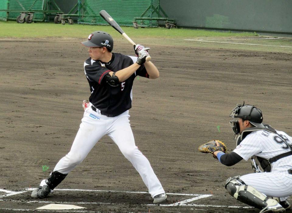 　プロ初実戦でマルチ安打の安田