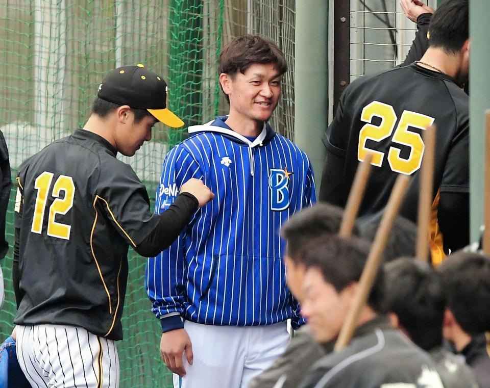 練習試合前に阪神ナインにあいさつするＤｅＮＡ・大和＝宜野座（撮影・堀内翔）