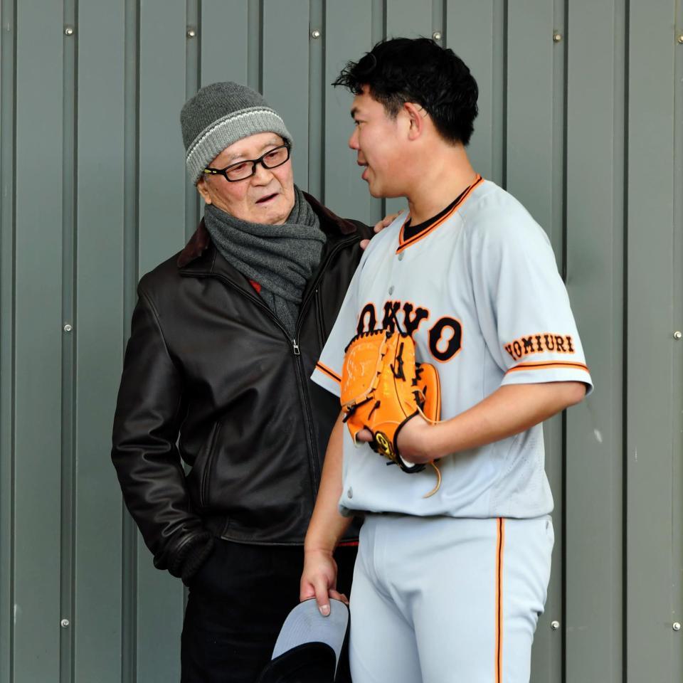 巨人・山口俊（右）に話をする長嶋茂雄氏＝ＫＩＲＩＳＨＩＭＡヤマザクラ宮崎県総合運動公園（撮影・中田匡峻）