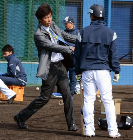 　松井（右）にアドバイスを送る秋山氏