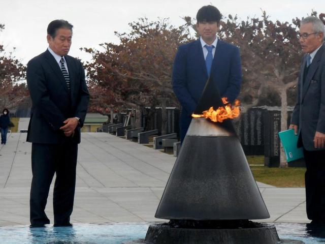 巨人・菅野が沖縄の平和祈念公園を訪問「野球ができる喜びや幸せを改めて感じました」