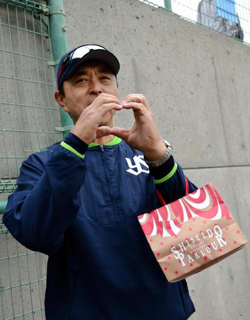 ヤクルト小川監督が女性報道陣からのバレンタインチョコに照れ笑い
