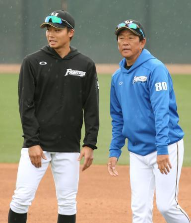 　中島選手会長（左）と言葉を交わす日本ハム・栗山監督＝スコッツデール（共同）