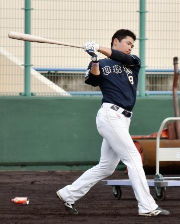 　紅白戦後、打撃練習するオリックス・根本＝宮崎