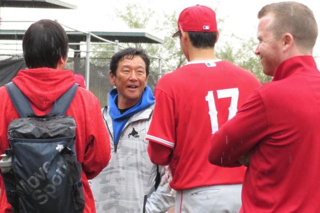 日本ハム・栗山監督「ああいう翔平っていいよね」キャンプ初日の大谷を電撃訪問