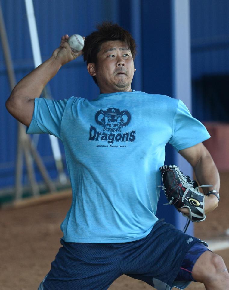 報道陣を閉め出し、ブルペンで気迫のこもった投球をする松坂