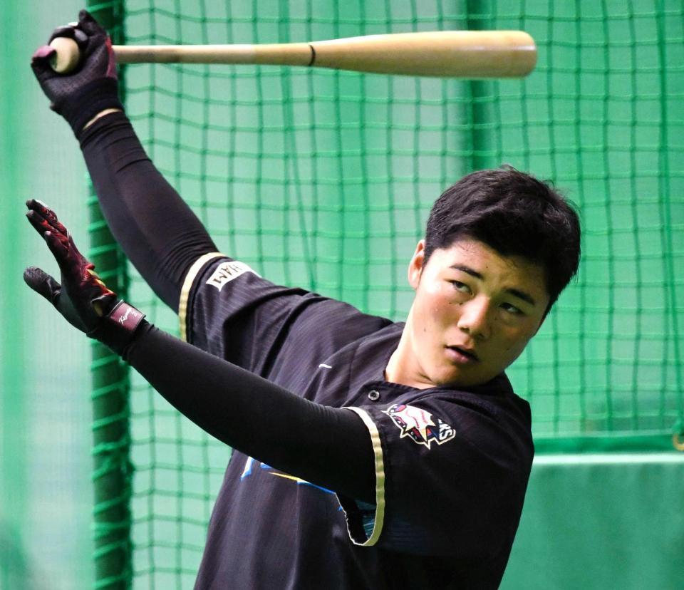 　バットを振り込む清宮（撮影・棚橋慶太）