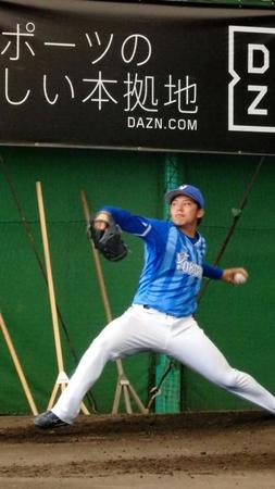 ２３日の実戦登板を前にブルペン投球を行ったＤｅＮＡ・東＝沖縄・宜野湾