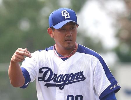 　球種を捕手に伝える松坂＝北谷球場