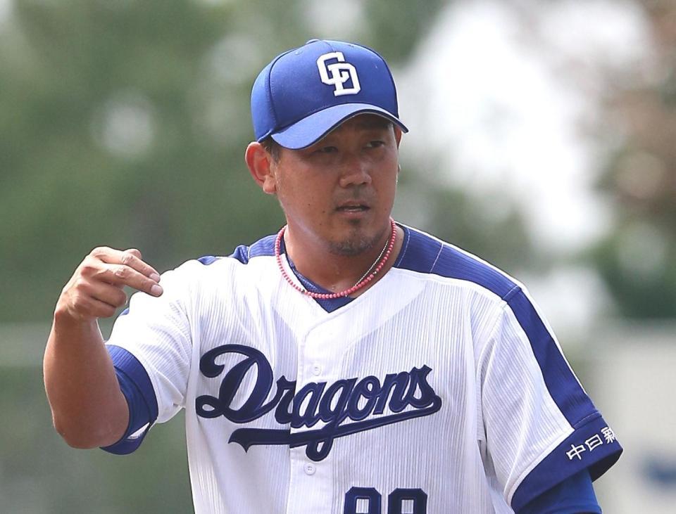 　球種を捕手に伝える松坂＝北谷球場