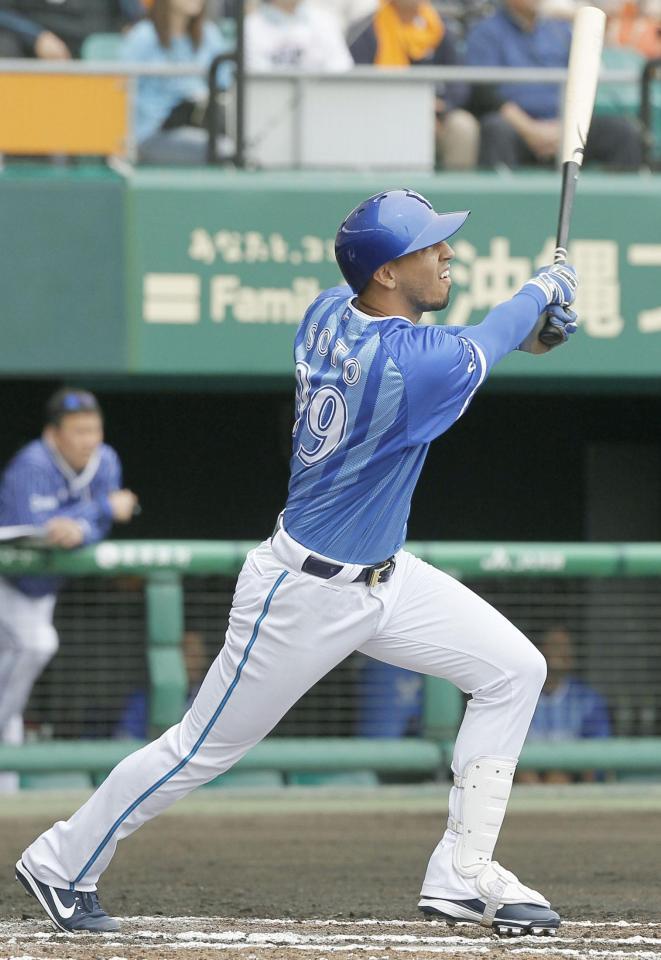 　７回、中越えに本塁打を放つＤｅＮＡ・ソト