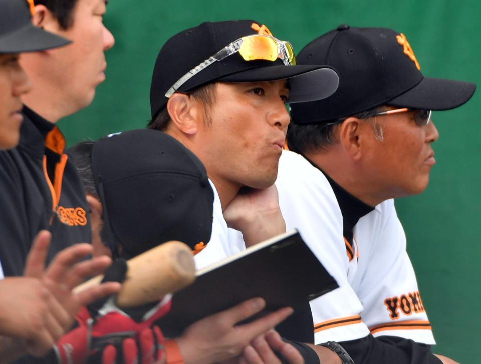 ８回、打線がつながらず渋い表情を見せる巨人・高橋監督（中央）