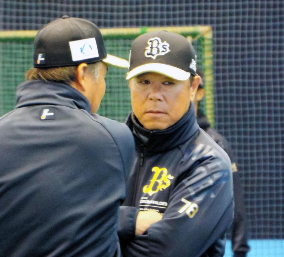　藤井打撃コーチ（左）と話し合う福良監督