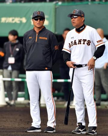 　練習中話をする巨人の高橋監督（左）と村田ヘッド