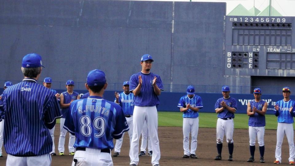 選手会長の三上を中心に春季キャンプの手締め式を行ったＤｅＮＡナイン＝沖縄・宜野湾