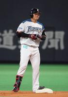 　台湾プロ野球ラミゴとの交流試合の２回、二塁打を放った日本ハム・清宮＝札幌ドーム