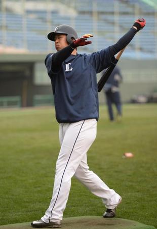 ティー打撃をする西武・浅村