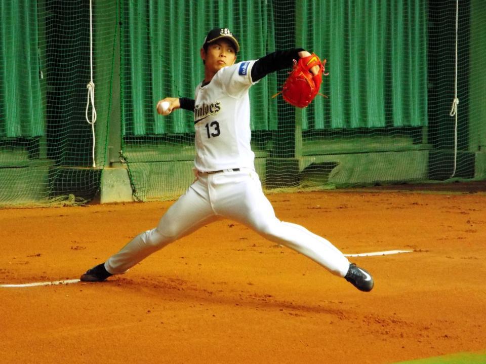 久々にブルペンで投球練習を行った山岡