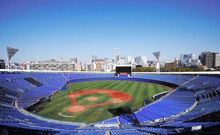 　左翼席や一塁側内野席などを含め座席がブルーで統一された横浜スタジアム